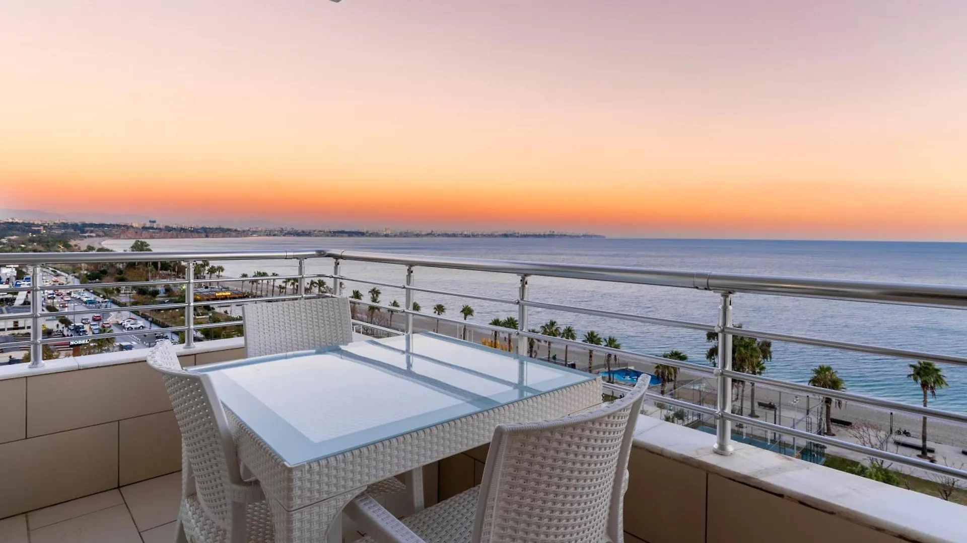 Heart Of The City With Unique Views Of The Sea. Antalya Apartament